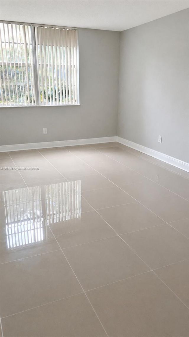 488 NW 165th St Rd, Unit B-112, Miami, FL 33169 Photo