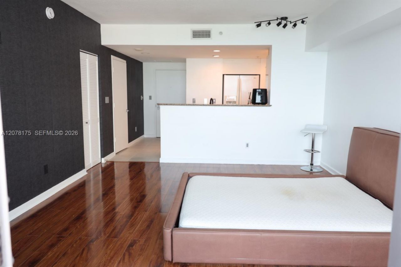 325 S Biscayne Blvd , Unit 4220, Miami, FL 33131 Photo