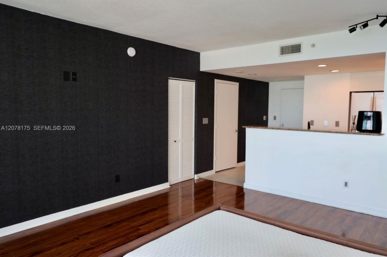 325 S Biscayne Blvd , Unit 4220, Miami, FL 33131 Photo