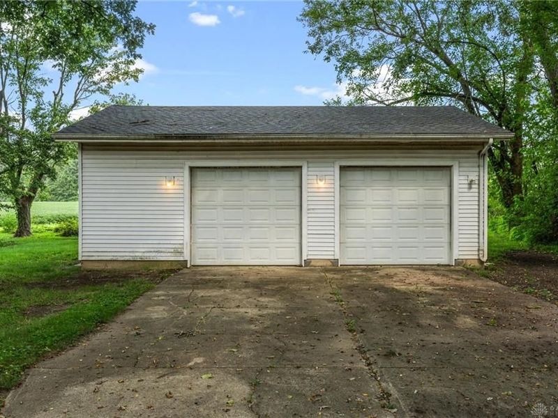 7565 Newbury Road, Bethel Township, OH 45371 Photo 4
