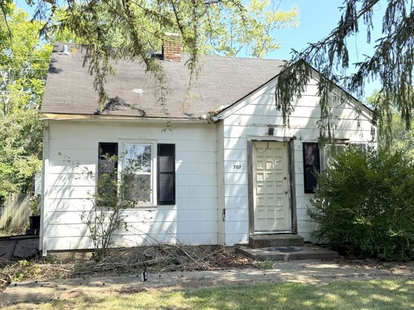 707 N Oakland Avenue , Carbondale, IL 62901