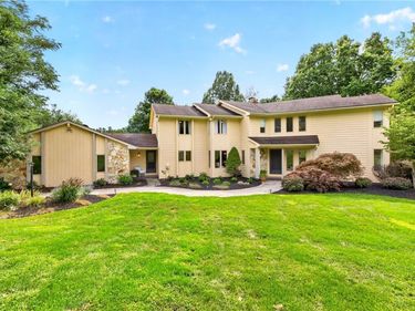11 Pondview Drive, Pittsford, NY 14534