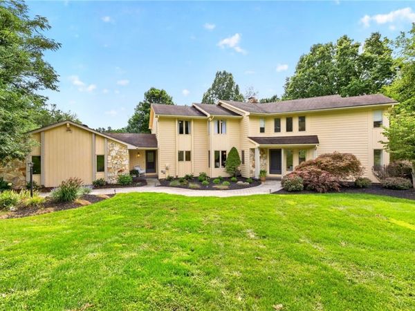 11 Pondview Drive, Pittsford, NY 14534