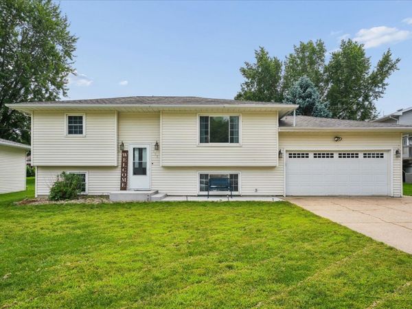 608 NW 2nd Avenue, Farley, IA 52046
