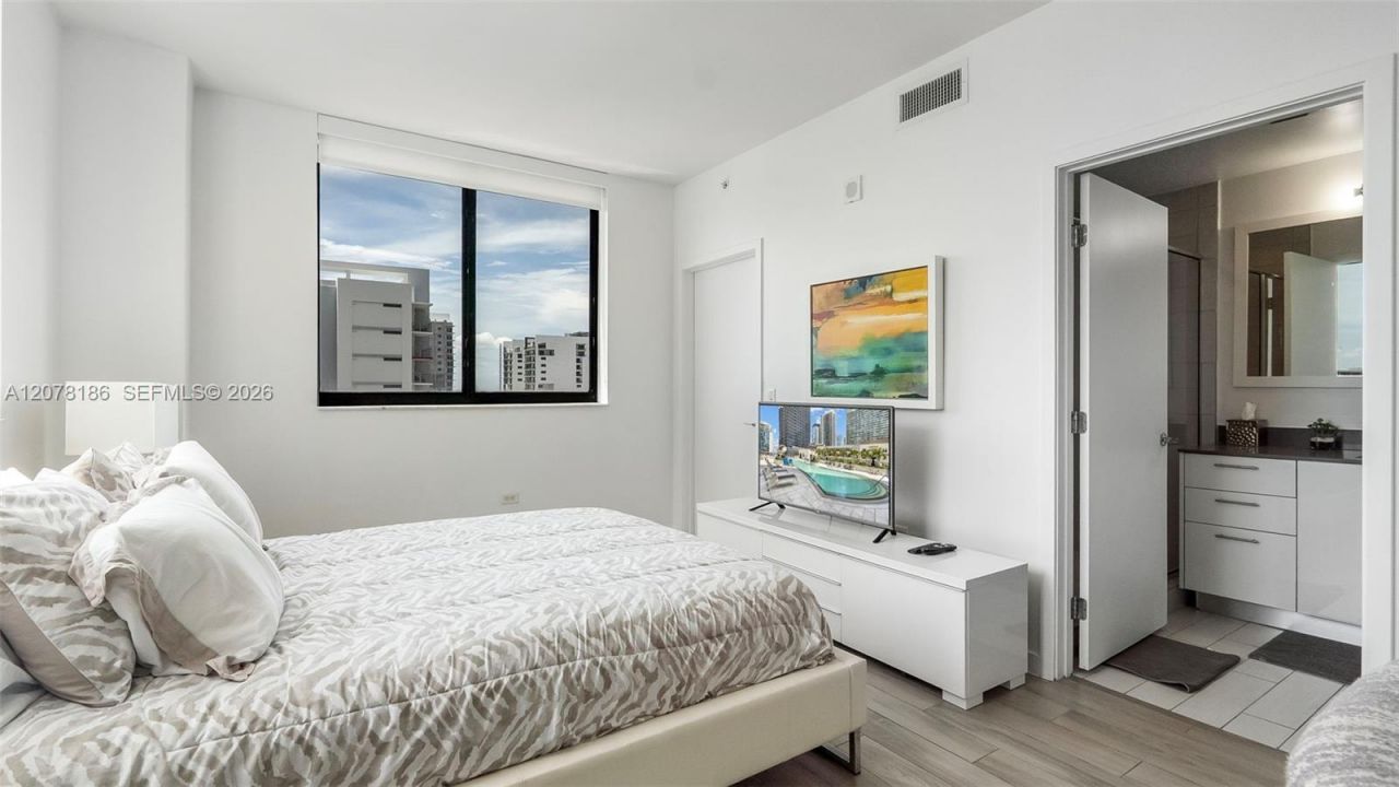 999 SW 1st Ave, Unit 2004, Miami, FL 33130 Photo