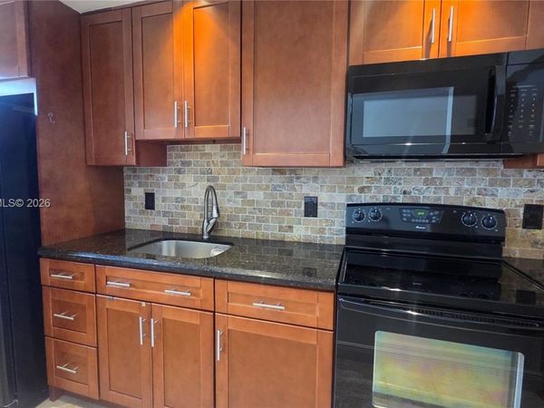 415 NE 2nd St , Unit 105, Hallandale Beach, FL 33009