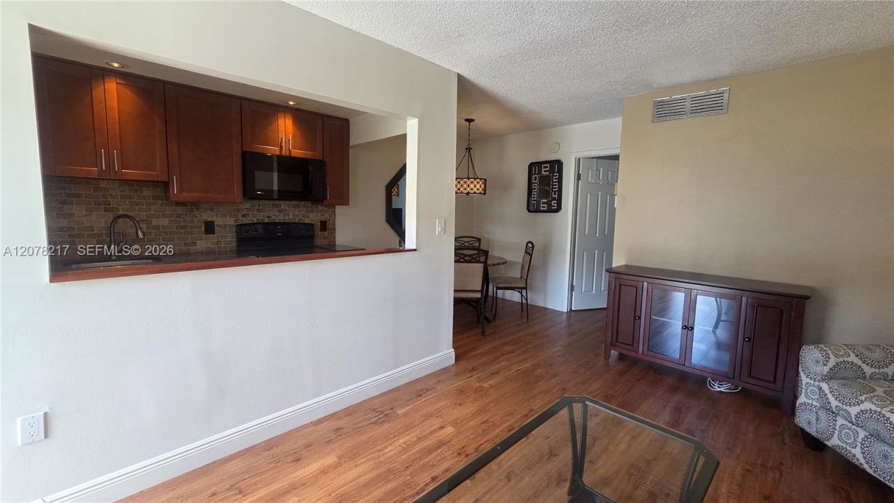 415 NE 2nd St , Unit 105, Hallandale Beach, FL 33009 Photo