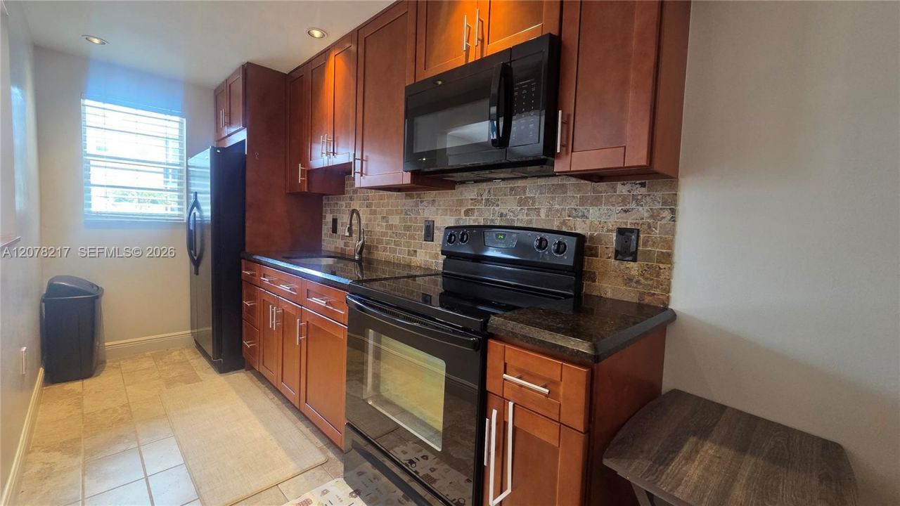 415 NE 2nd St , Unit 105, Hallandale Beach, FL 33009 Photo