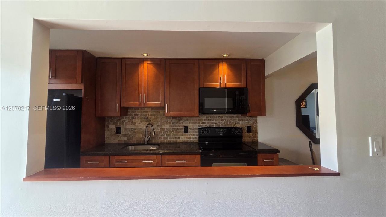 415 NE 2nd St , Unit 105, Hallandale Beach, FL 33009 Photo