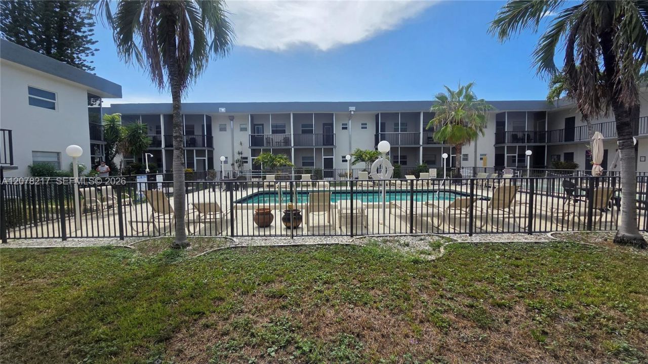 415 NE 2nd St , Unit 105, Hallandale Beach, FL 33009 Photo