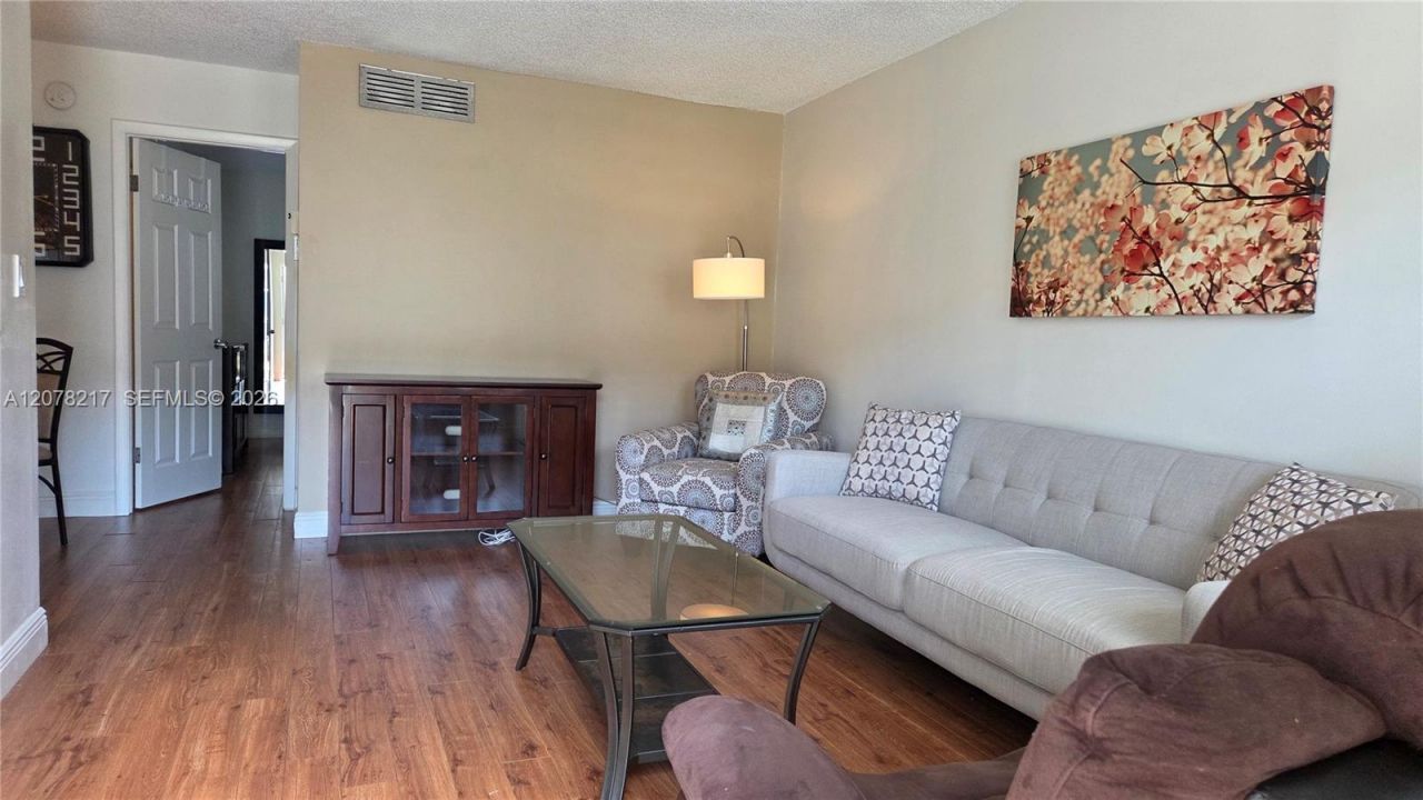 415 NE 2nd St , Unit 105, Hallandale Beach, FL 33009 Photo