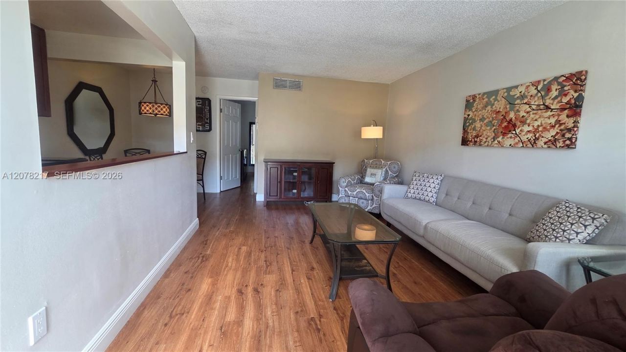 415 NE 2nd St , Unit 105, Hallandale Beach, FL 33009 Photo