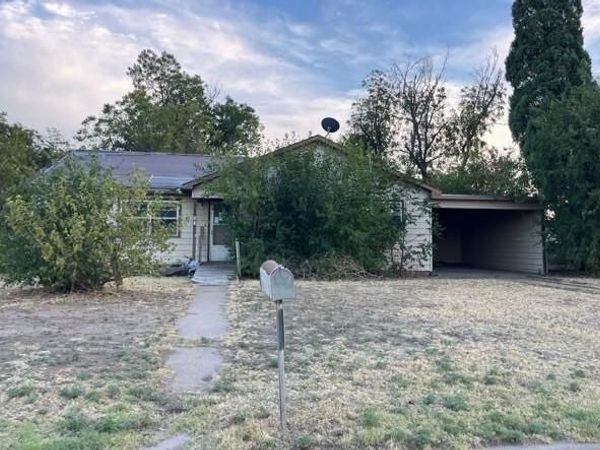 805 Main, Knox City, TX 79528