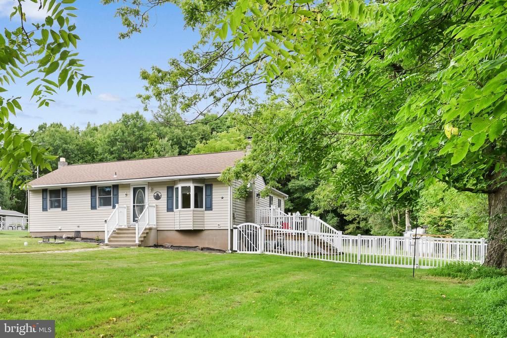 2096 MOUNTAIN ROAD, STROUDSBURG, PA 18360