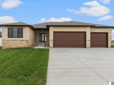 9201 Castle Pine Drive, Lincoln, NE 68516