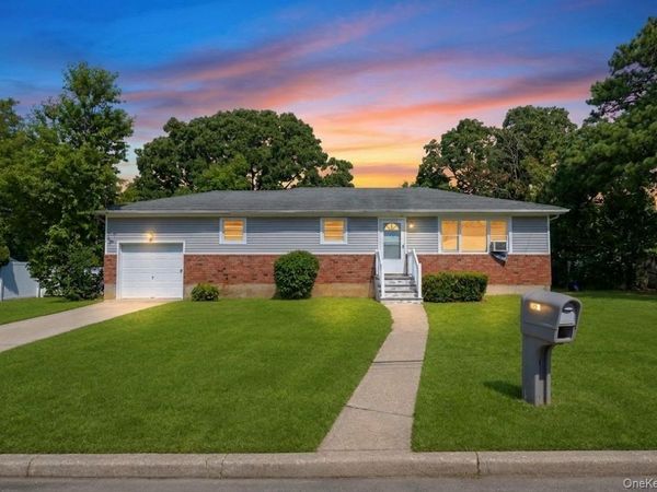 334 Robbins Street , Lindenhurst, NY 11757