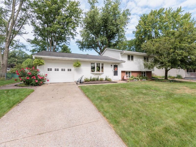 5029 Oakview Drive, Vermilion, OH 44089 Photo 2