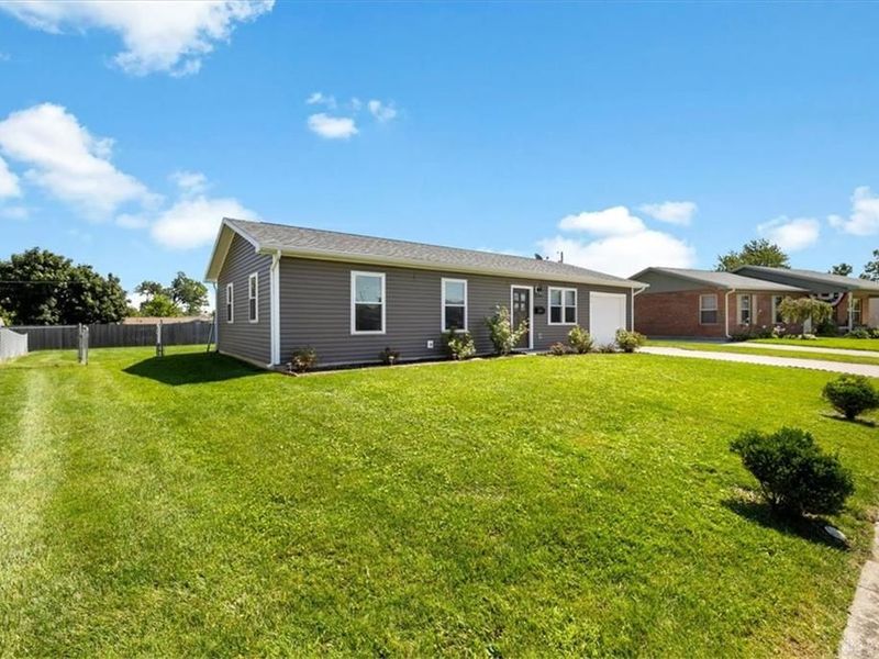 215 Woodfield Drive, Brookville, OH 45309 Photo 3