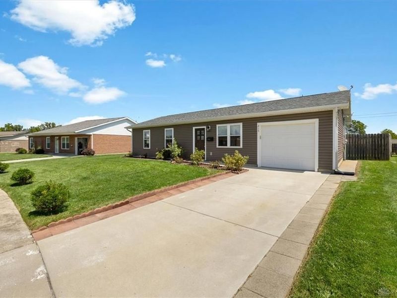 215 Woodfield Drive, Brookville, OH 45309 Photo 4