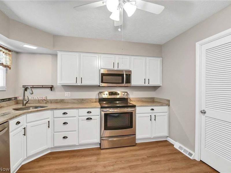 2823 Pease Drive, Unit D413, Rocky River, OH 44116 Photo 15