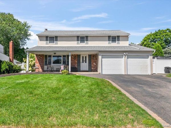 41 Longstreet Drive , Lake Grove, NY 11755