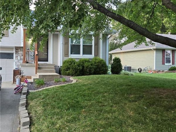 105 SE HARVARD Drive, Blue Springs, MO 64014