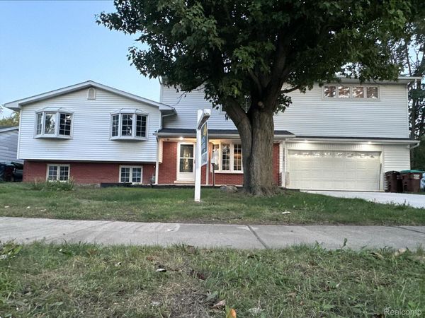 33195 Swallow Dr, Rockwood, Mi 48173