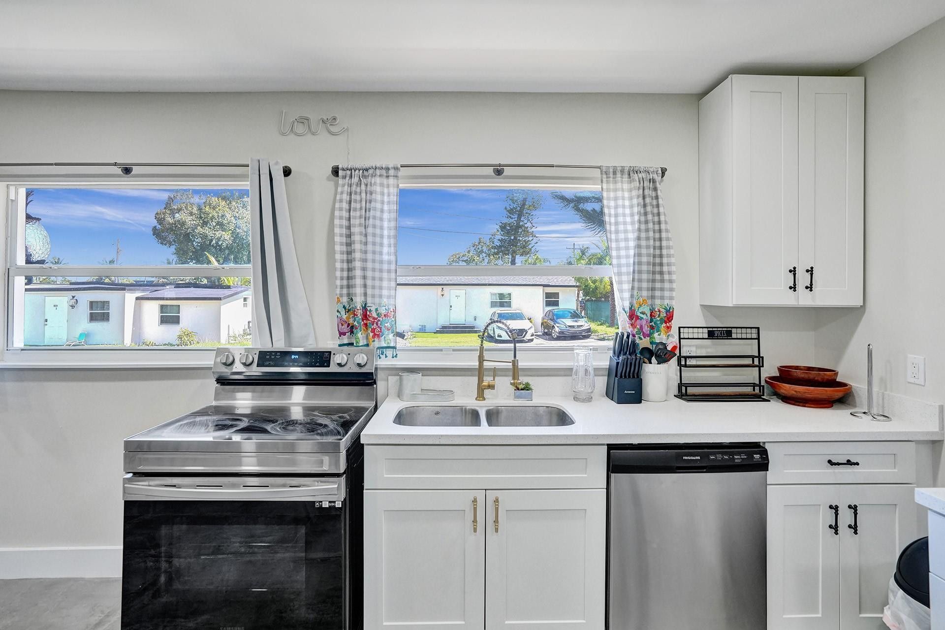 8047 NW 1st Place, Miami, FL 33150 Photo
