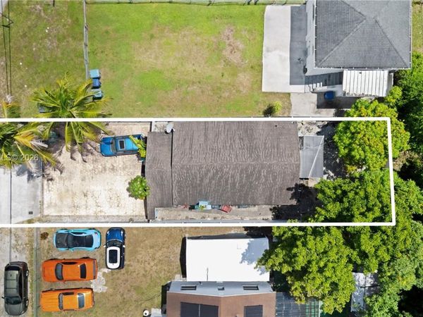 390 NE 166th St , North Miami, FL 33162