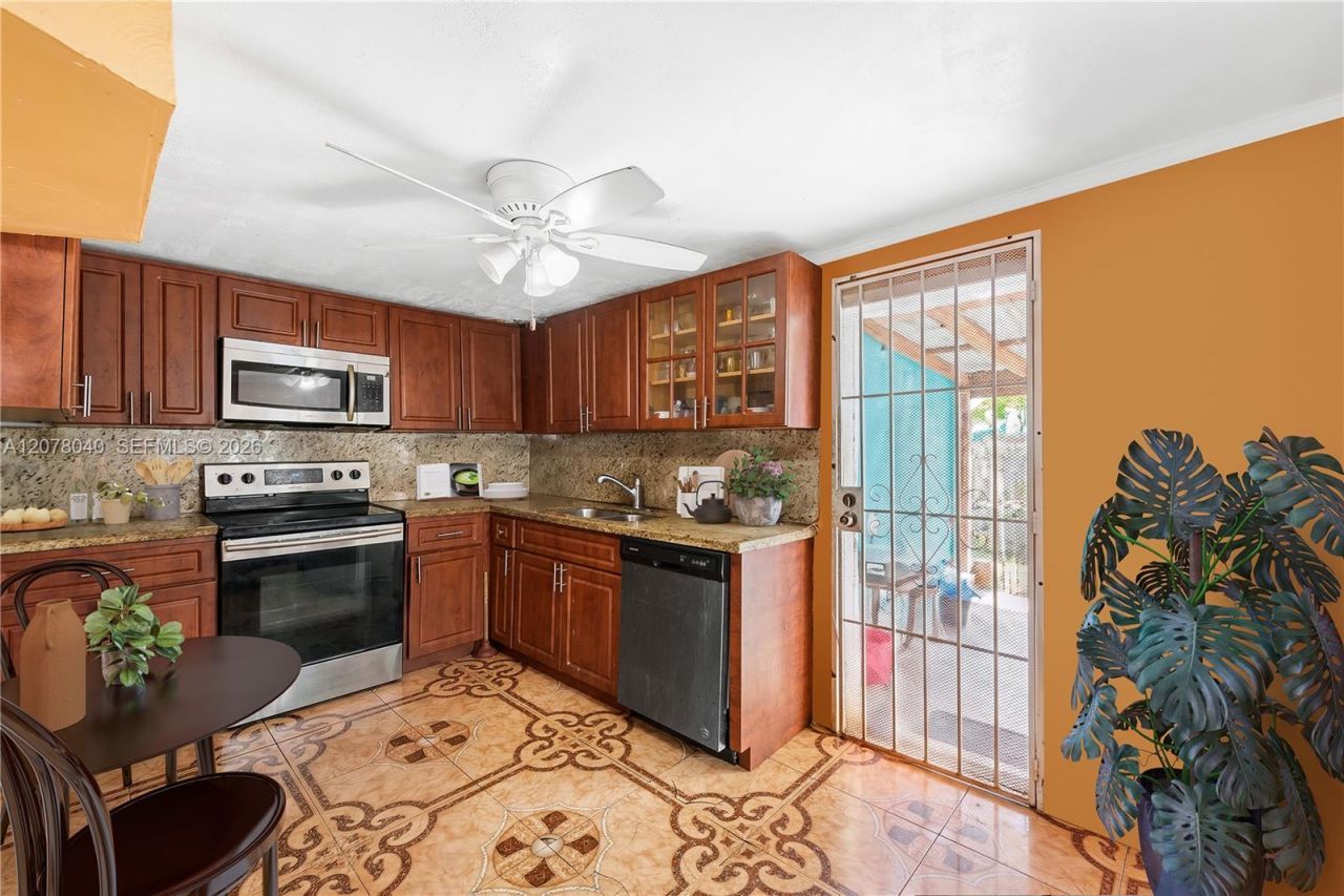 390 NE 166th St , North Miami, FL 33162 Photo
