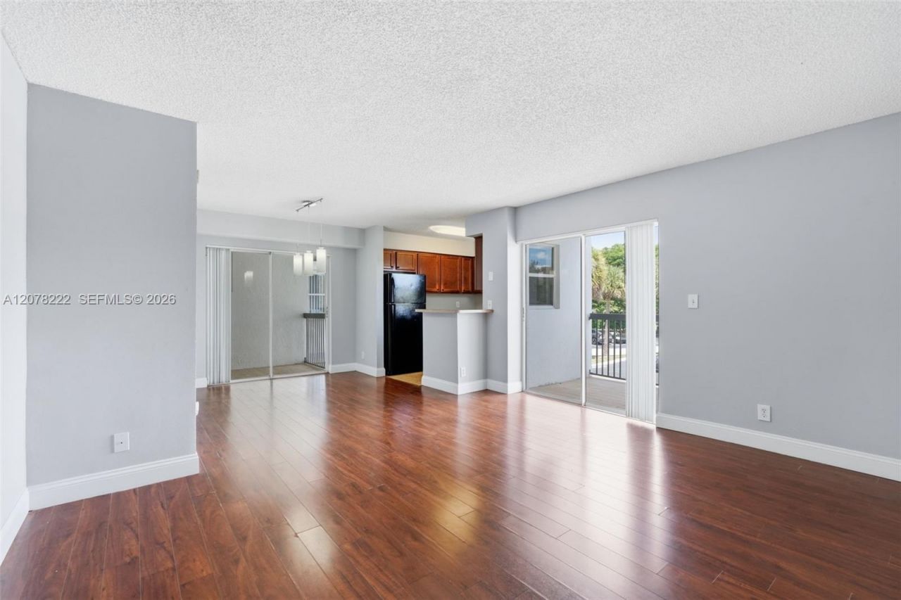 7610 Westwood Dr , Unit 122, Tamarac, FL 33321 Photo