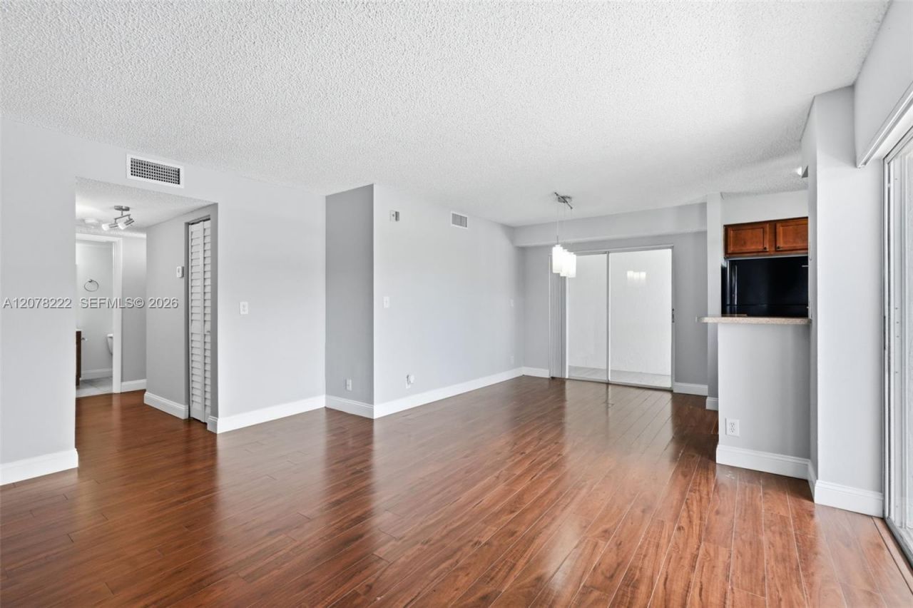 7610 Westwood Dr , Unit 122, Tamarac, FL 33321 Photo