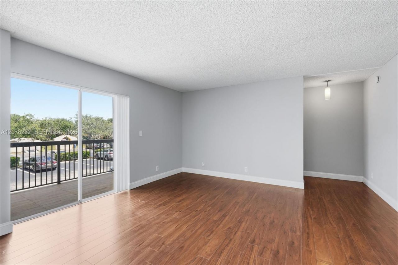 7610 Westwood Dr , Unit 122, Tamarac, FL 33321 Photo