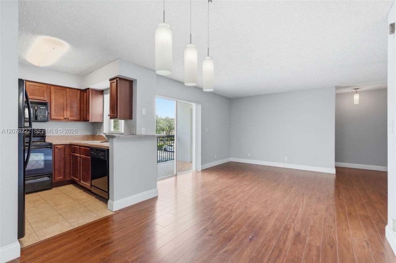 7610 Westwood Dr , Unit 122, Tamarac, FL 33321 Photo