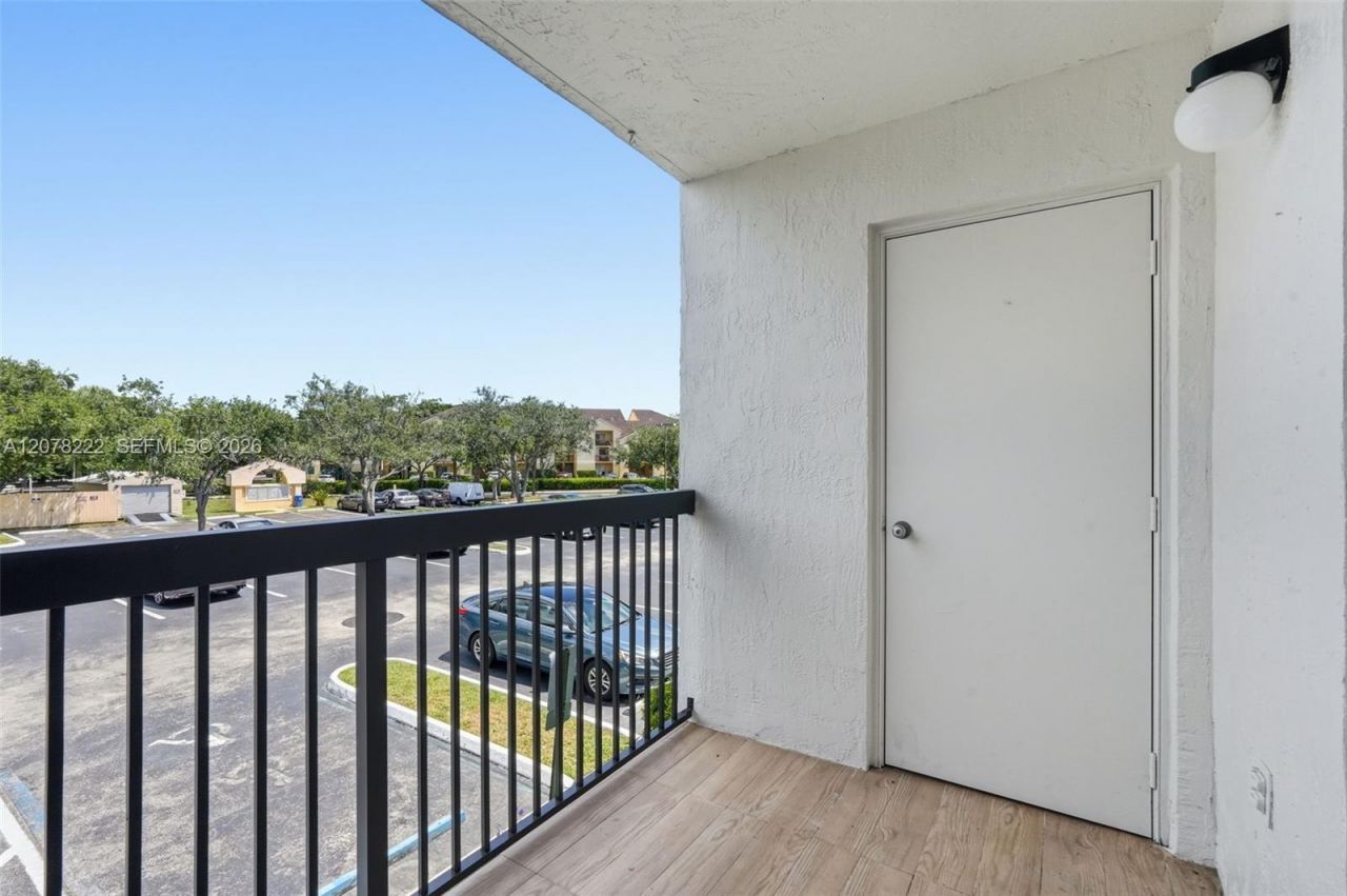7610 Westwood Dr , Unit 122, Tamarac, FL 33321 Photo
