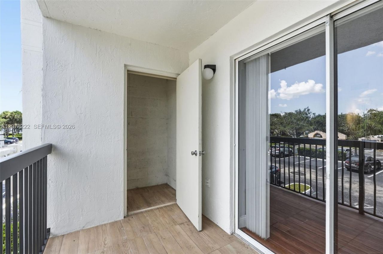 7610 Westwood Dr , Unit 122, Tamarac, FL 33321 Photo