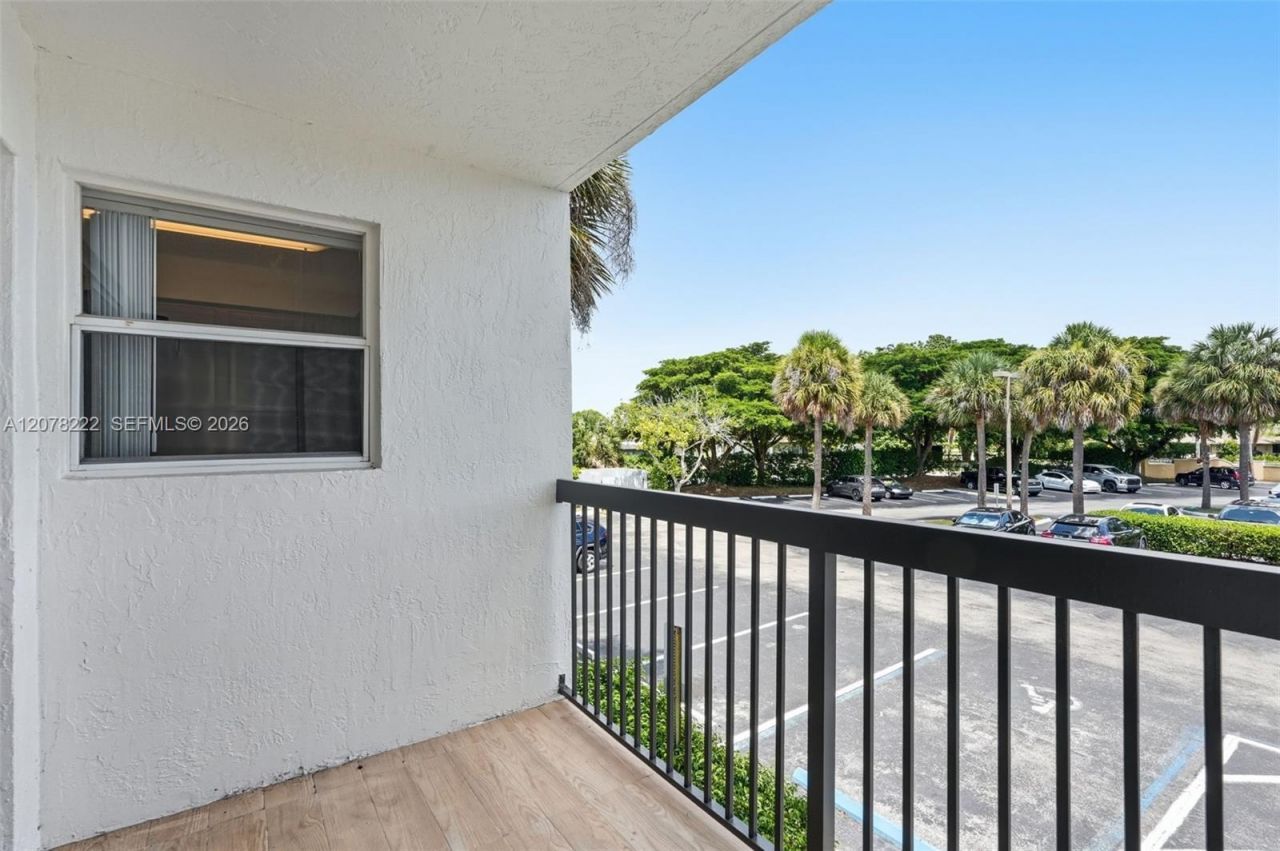 7610 Westwood Dr , Unit 122, Tamarac, FL 33321 Photo