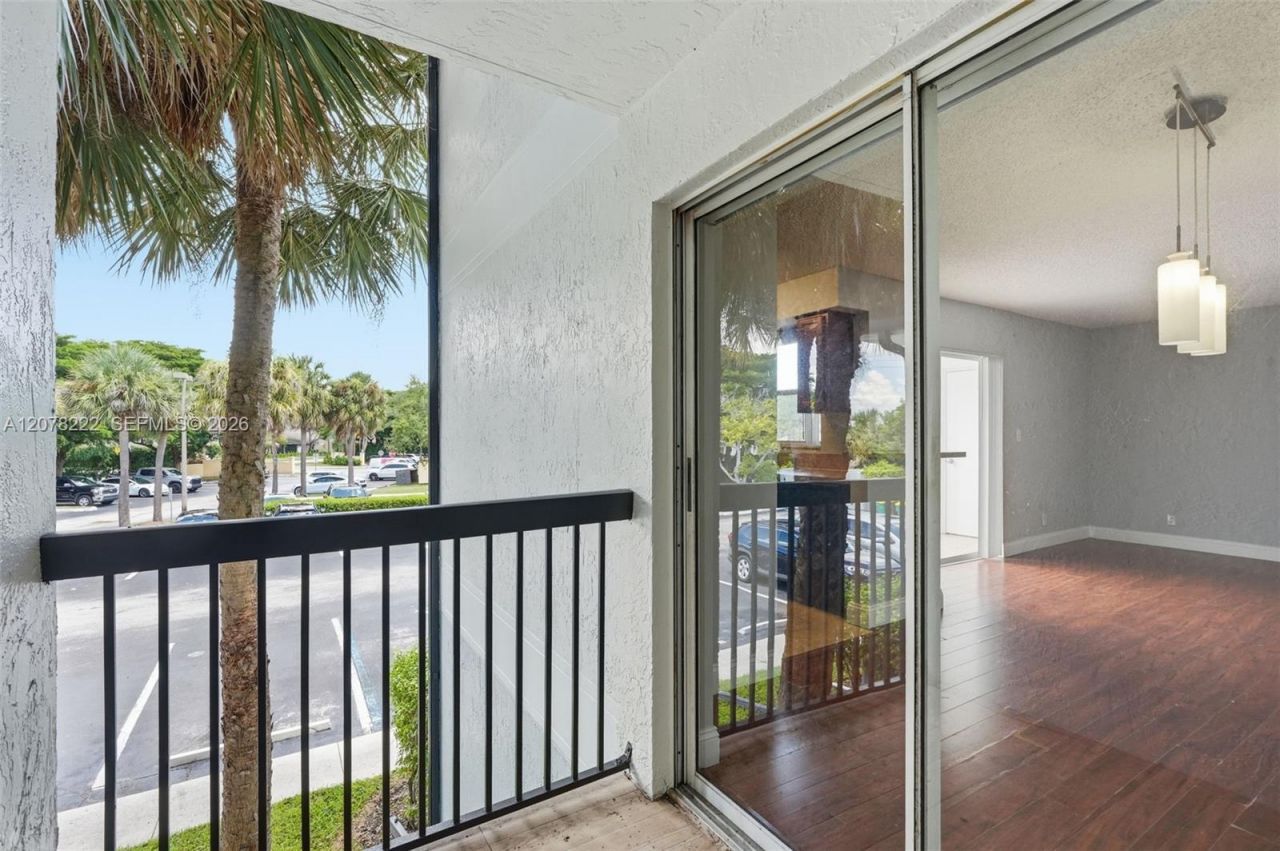 7610 Westwood Dr , Unit 122, Tamarac, FL 33321 Photo