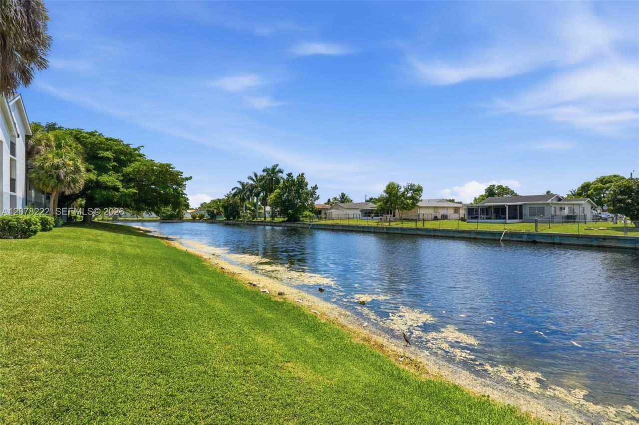 7610 Westwood Dr , Unit 122, Tamarac, FL 33321 Photo