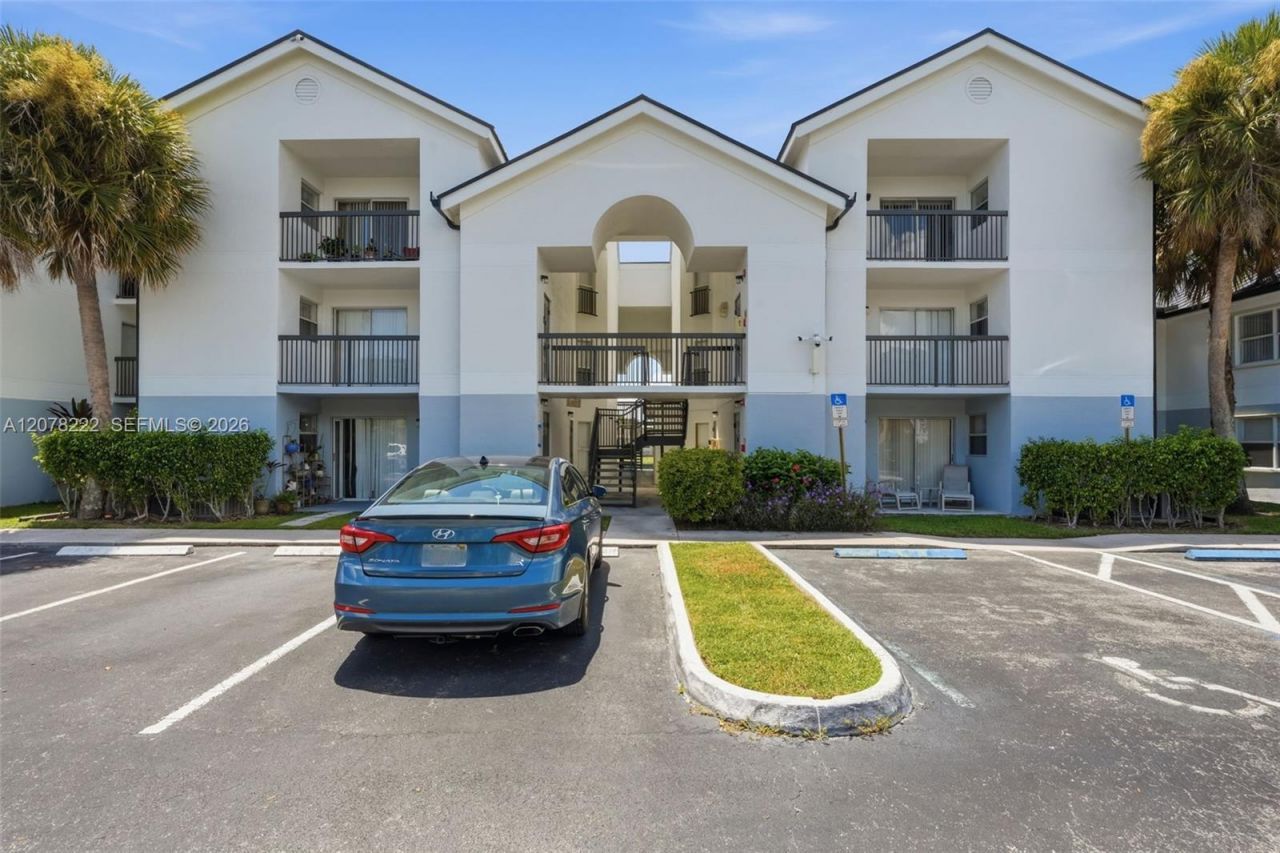 7610 Westwood Dr , Unit 122, Tamarac, FL 33321 Photo