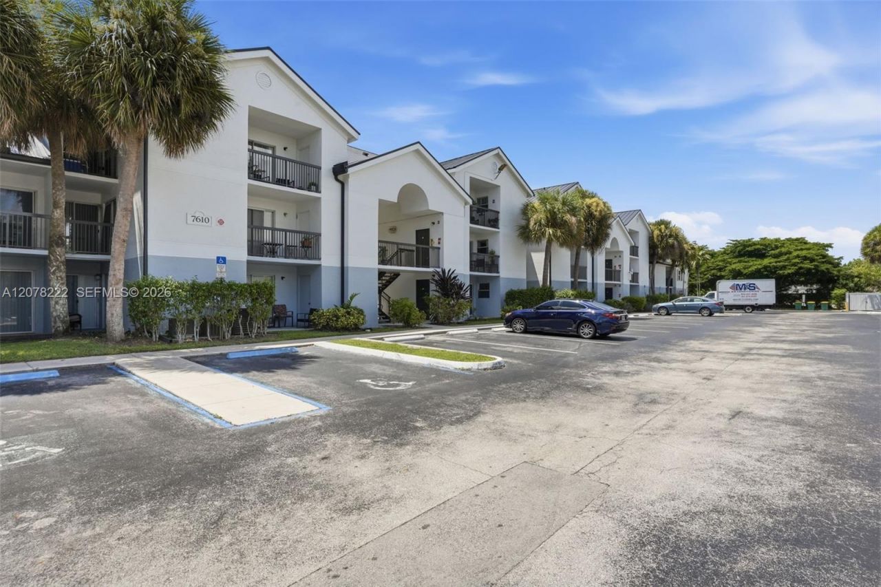 7610 Westwood Dr , Unit 122, Tamarac, FL 33321 Photo