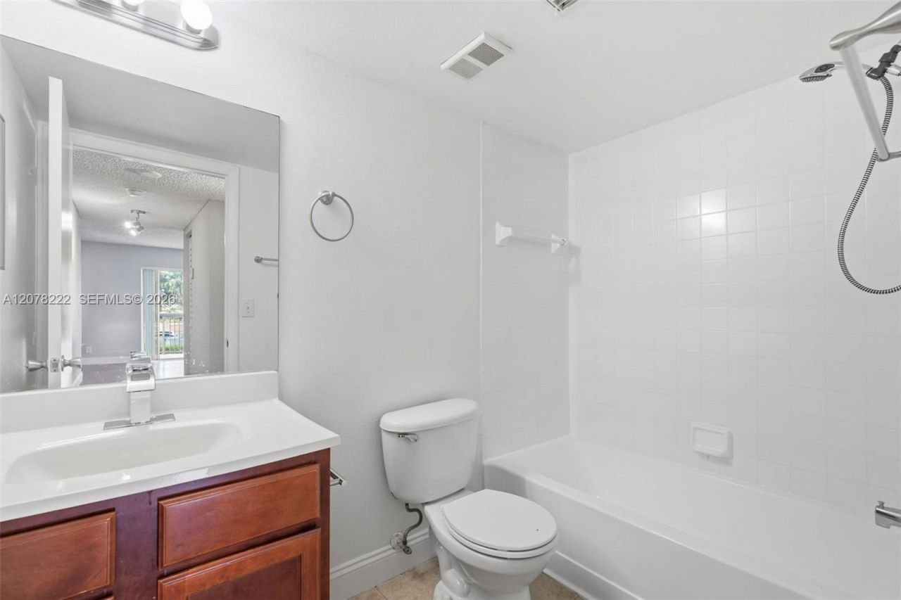 7610 Westwood Dr , Unit 122, Tamarac, FL 33321 Photo