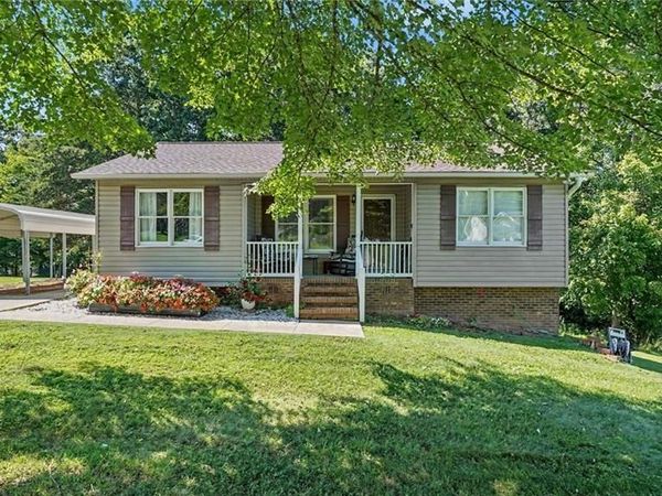 137 Oak Ridge Place , Mount Airy, NC 27030