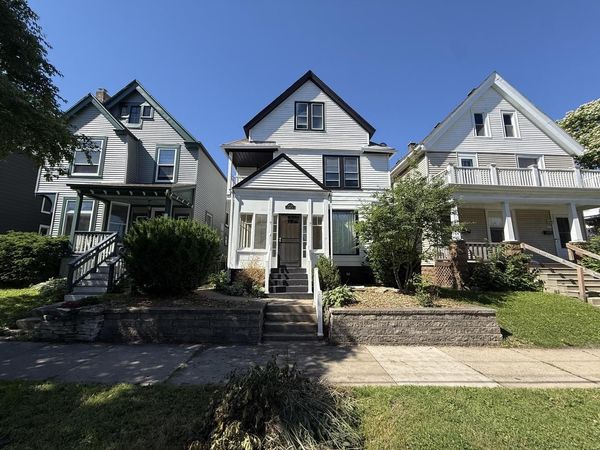 1537 E Irving PLACE, Milwaukee, WI 53202
