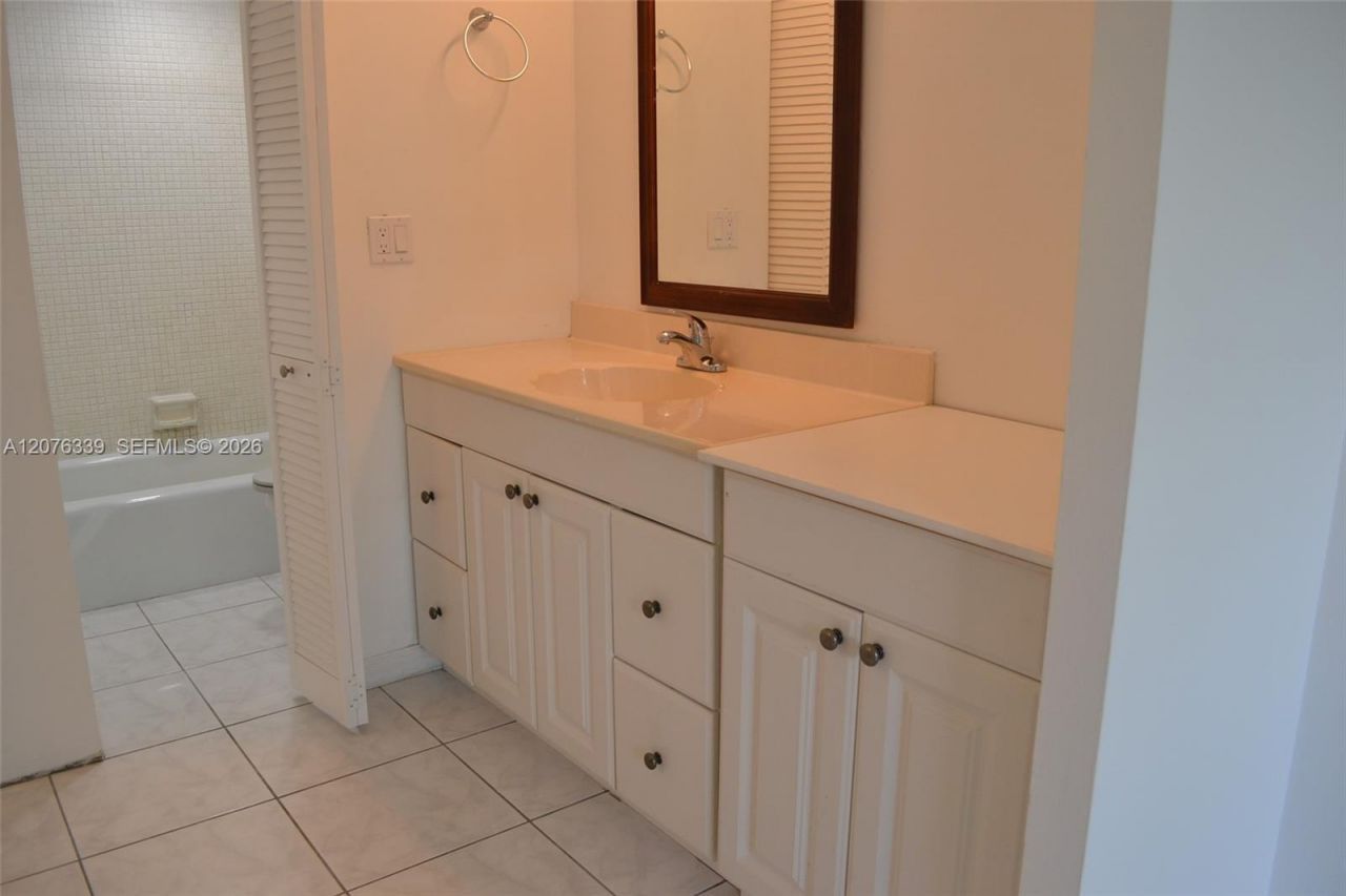 3670 Inverrary Dr, Unit 2D, Lauderhill, FL 33319 Photo