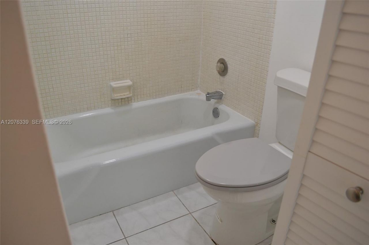 3670 Inverrary Dr, Unit 2D, Lauderhill, FL 33319 Photo