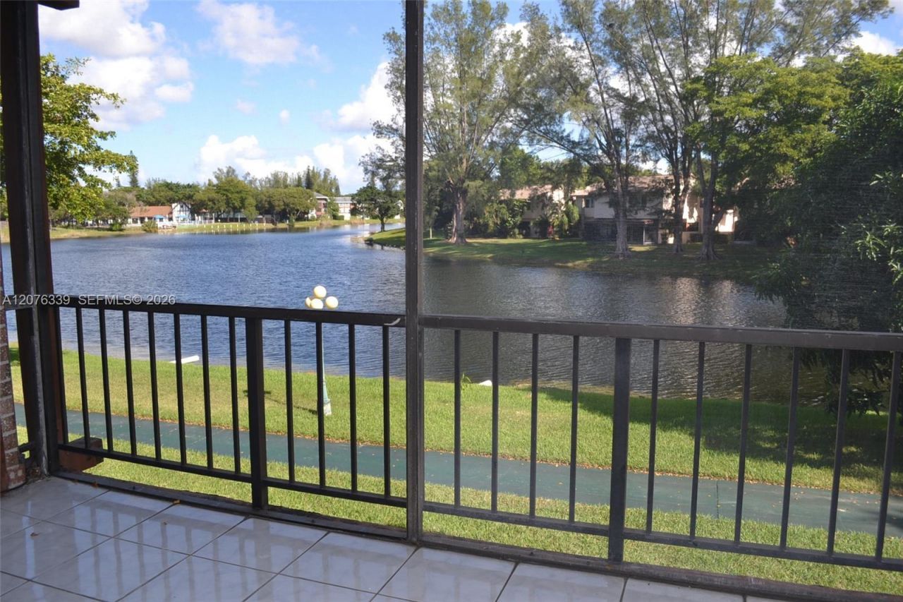 3670 Inverrary Dr, Unit 2D, Lauderhill, FL 33319 Photo