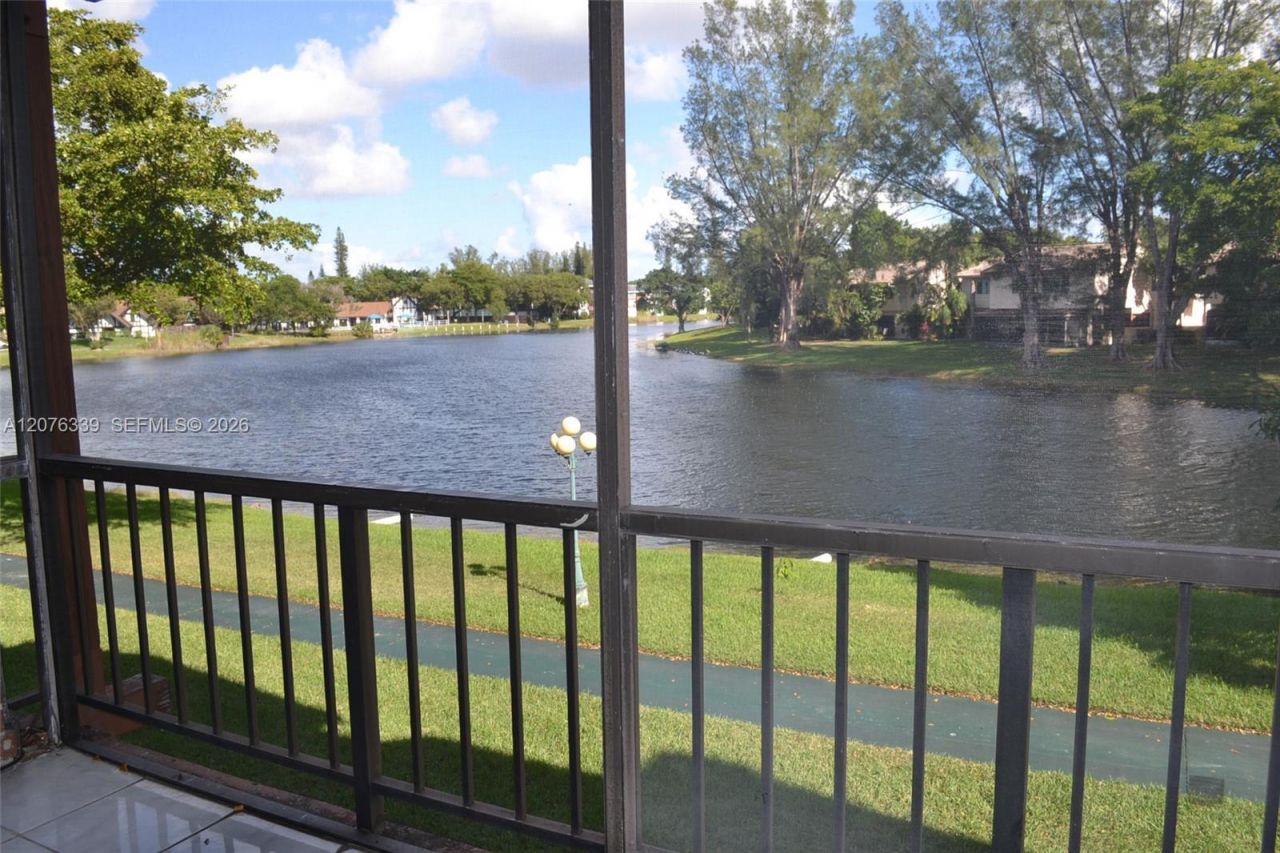 3670 Inverrary Dr, Unit 2D, Lauderhill, FL 33319 Photo