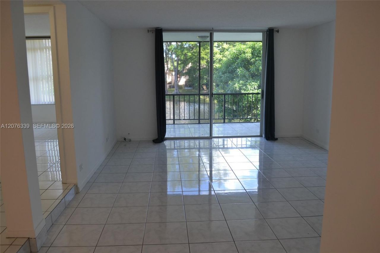 3670 Inverrary Dr, Unit 2D, Lauderhill, FL 33319 Photo