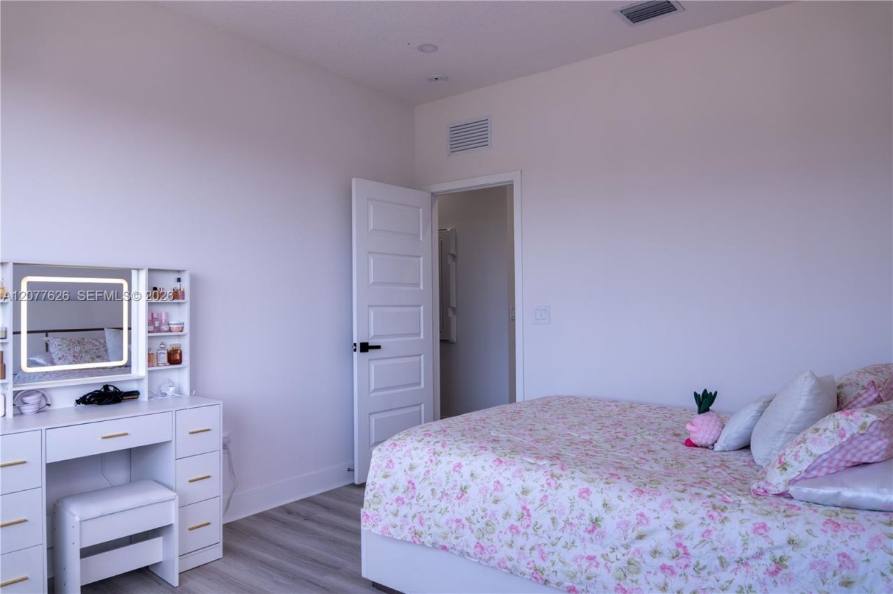 8824 NW 161st Ter , Miami Lakes, FL 33018 Photo